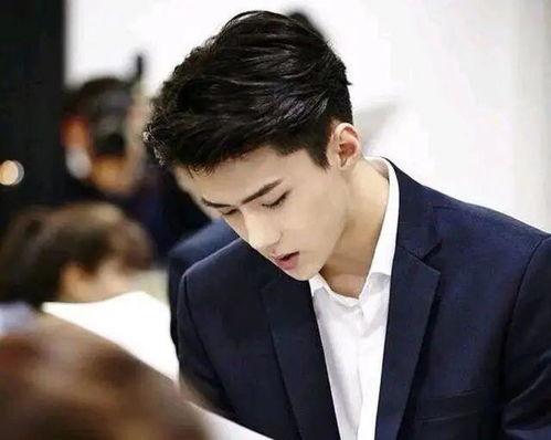 吴世勋爆料女友视频播放,甜蜜瞬间曝光，甜蜜互动引网友热议